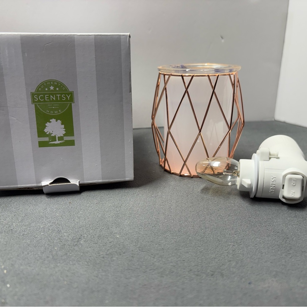 Scentsy Wire You Blushing Night Light Warmer